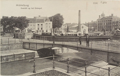 2606 Middelburg Gezicht op het Entrepot. Een paar mannen op de Dokbrug te Middelburg met op de achtergrond, de ...
