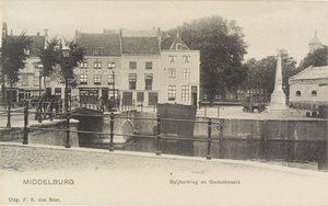 2607 Middelburg Spijkerbrug en Gedenknaald. Gezicht op de Rouaansekaai te Middelburg met het Zeeuwsch Koffiehuis, ...