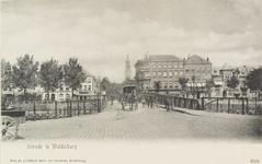 2616 Intrede te Middelburg. Een, over de stationsbrug te Middelburg, de stad uitgaand rijtuig met linksachter de ...