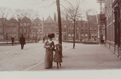 2644 Een moeder met haar dochtertje in de Stationsstraat te Middelburg met op de achtergrond de Koningsbrug en een deel ...
