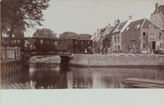 2650 Gezicht op de Langevielebinnenbrug te Middelburg met de tram en rechts de hoek van de Molenberg met de Langeviele