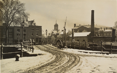 2662 De besneeuwde Spijkerbrug te Middelburg met rechts de gedenknaald van de haven 1817, het stoompompgemaal en op de ...