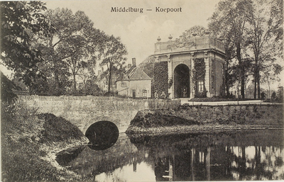 2698 Middelburg - Koepoort. Gezicht op de Koepoort met de brug te Middelburg