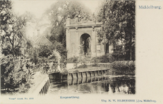 2708 Middelburg. Koepoortbrug. Gezicht op de Koepoort met personen op de Koepoortbrug te Middelburg