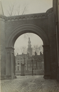 2737 De Nieuwe Poort te Middelburg met de hoek van de Londensekaai /Nieuwstraat en op de achtergrond de Abdijtoren