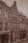 2769 Gezicht op de Lange Delft te Middelburg met links magazijn de Ooievaar, het huis De Gouden Zon en rechts het ...