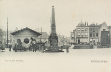 2776 Middelburg. Gezicht op de gedenknaald van het havenkanaal 1817 en het accijnshuisje te Middelburg met rechts de ...