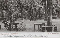 282 Schuttershof te Domburg. Gezicht op een gezelschap in de tuin van het Schuttershof te Domburg, met links C.H. ...