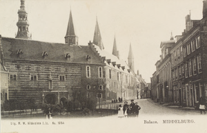 2876 Balans. Middelburg. Gezicht op de Balans met een deel van de Abdij en Korte Burg te Middelburg en poserende jeugd ...