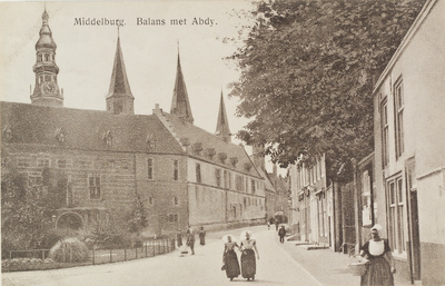 2877 Middelburg. Balans met Abdy. Gezicht op de Balans te Middelburg met een deel van de Abdij en Korte Burg en vrouwen ...