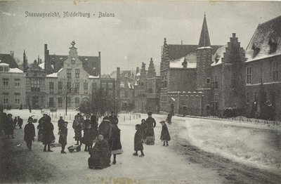 2909 Sneeuwgezicht, Middelburg - Balans. Gezicht op de besneeuwde Balans te Middelburg met spelende kinderen, de Sint ...