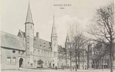 2967 Middelburg Abdij. Gezicht op het Abdijplein te Middelburg met het gastenverblijf van de gouverneur des konings, de ...