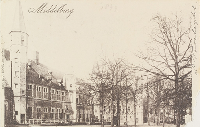 2975 Middelburg. Gezicht op het Abdijplein met de Balanspoort, het Rijksarchief en de pomp