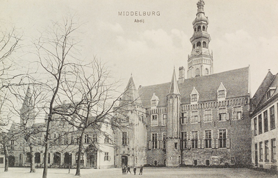 2981 Middelburg Abdij. Gezicht op het Abdijplein te Middelburg met de abtswoning met galerij, de Gouvernementspoort, de ...
