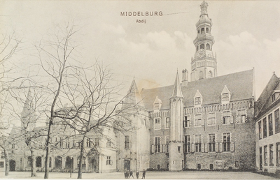 2985 Middelburg Abdij. Gezicht op het Abdijplein te Middelburg met de abtswoning met galerij, de Witte Toren, de ...