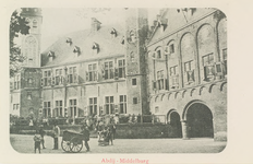 2993 Abdij - Middelburg. Gezicht op het Abdijplein te Middelburg met het Rijksarchief (met opengeslagen luiken) en de ...