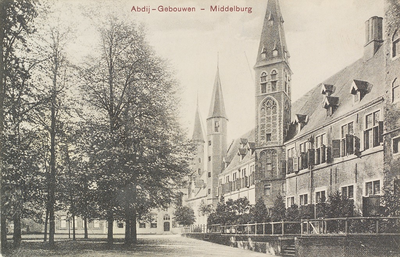 3013 Abdij-Gebouwen - Middelburg. Gezicht op het Abdijplein te Middelburg met rechts het Rijksarchief