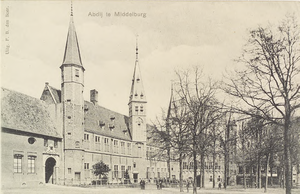 3022 Abdij te Middelburg. Gezicht op het Abdijplein te Middelburg met het gastenverblijf en de S.P.Q.M. poort, het ...