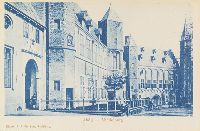 3024 Abdij - Middelburg. Gezicht op het Abdijplein te Middelburg met de S.P.Q.M- poort, de Provinciale Bibliotheek en ...
