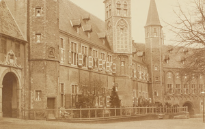 3025 Gezicht op het Abdijplein te Middelburg met de S.P.Q.M.-poort, het Rijksarchief en de Balanspoort