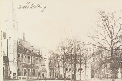 3028 Middelburg. Gezicht op het Abdijplein te Middelburg met het Rijksarchief en de Balanspoort