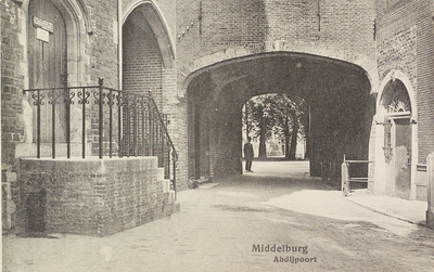 3063 Middelburg Abdijpoort. Gezicht op de Abdijpoort te Middelburg vanaf het Koorkerkhof