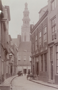 3119 Gezicht in de Lange Giststraat te Middelburg met op de achtergrond de Abdijtoren en rechts een winkel in haarden, ...