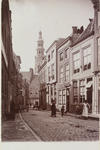 3120 Gezicht in de Lange Giststraat te Middelburg met op de achtergrond de Abdijtoren