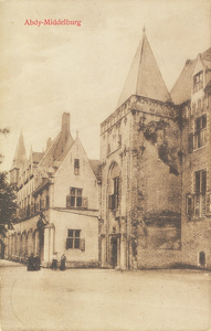 3148 Abdy-Middelburg. Gezicht op het Abdijplein te Middelburg met de Provinciale Griffie, de Witte Toren, de Muntpoort ...