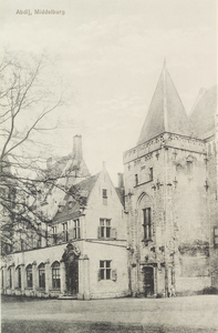 3149 Abdij, Middelburg. Gezicht op het Abdijplein te Middelburg met de Provinciale Griffie, de Witte Toren en de Muntpoort