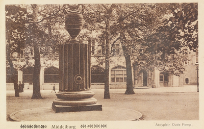 3225 Middelburg Abdyplein Oude Pomp. Gezicht op de pomp met vaas op het Abdijplein te Middelburg en op de achtergrond ...