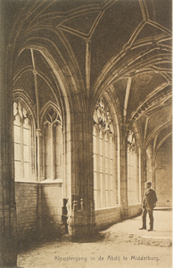 3261 Kloostergang in de Abdij te Middelburg. Een onbekende man in de kloostergang van de Abdij te Middelburg