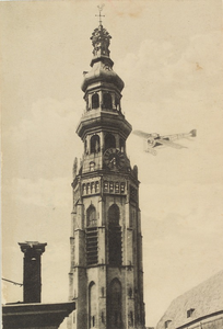 3330 Vlucht van J. van Bussel om de Lange Jan te Middelburg op 28 juli 1911. Gezicht op de Abdijtoren en een deel van ...