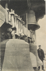 3354 Het klokkenspel van den Abdijtoren te Middelburg. Het klokkenspel in de Abdijtoren te Middelburg met een man in ...