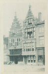 3467 Gezicht op de gevel van apotheek L.K. van der Harst en aangrenzende panden aan de Pottenmarkt te Middelburg met ...