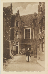 3487 Middelburg. Kuiperspoort gebouwd plm. 1609. Gezicht op de Kuiperspoort te Middelburg met een vrouw in dracht op de ...