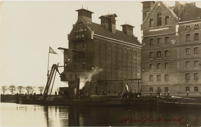 3499 De meelfabriek van de firma wed. J.H.C. Kakebeeke Gz. aan het Kanaal door Walcheren bij Middelburg met afgemeerde ...