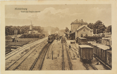 3520 Middelburg Stations-Emplacement. Gezicht op het station met emplacement te Middelburg en links de Segeersmolen