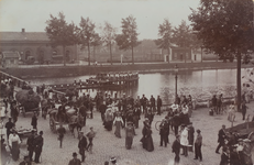 3525 Belgische vluchtelingen ten tijde van de Eerste Wereldoorlog bij de stationsbrug te Middelburg met op de ...