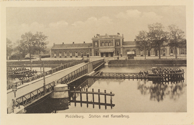 3531 Middelburg. Station met Kanaalbrug. Gezicht op de stationsbrug en het station te Middelburg
