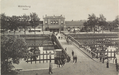 3532 Middelburg Station. Gezicht op de stationsbrug en het station te Middelburg