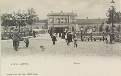 3535 Middelburg Station. Gezicht op de stationsbrug en het station te Middelburg