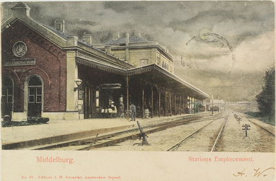 3536 Middelburg. Stations Emplacement. Gezicht op de perronzijde van het station te Middelburg