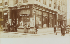 3538 Gezicht op de hoek van de Lange Delft (links) en de Grote Markt te Middelburg met de boekhandel van F.B. den Boer ...