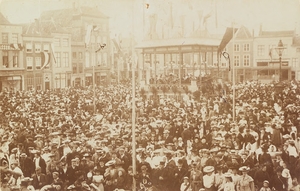 3551 Feest op de Grote Markt te Middelburg vanwege de 25ste verjaardag van koningin Wilhelmina