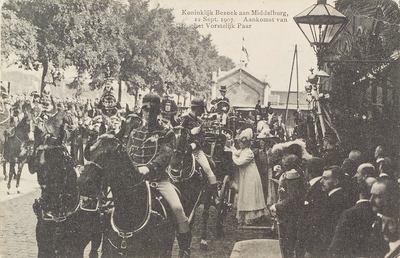 3556 Koninklijk Bezoek aan Middelburg, 12 Sept. 1907. Aankomst van het Vorstelijk Paar . Koningin Wilhelmina stapt in ...