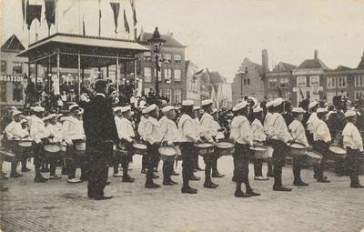 3557 Herinnering Koninklijk bezoek Middelburg - September 1907. Uitvoering van de Trommelmars onder leiding van ...