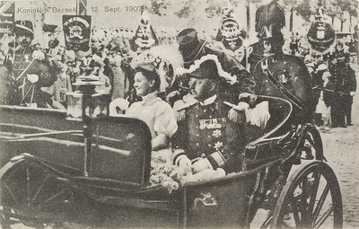 3559 Koninklijk Bezoek 12 Sept. 1907. Koningin Wilhelmina en prins Hendrik in een rijtuig bij het vertrek vanaf het ...