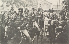3563 Koninklijk Bezoek aan Middelburg, 12 Sept. 1907 H. M. stapt in 't rijtuig aan het station. Koningin Wilhelmina ...