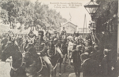3564 Koninklijk Bezoek aan Middelburg, 12 Sept. 1907. H. M. Stapt in 't rijtuig aan het station. Koningin Wilhelmina ...
